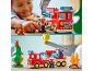 Enfant jouant avec un ensemble de jouets camion de pompiers rouge avec figurine de pompier et écureuil.