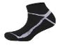 Des chaussettes de sport noires avec des accents blancs.