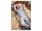 Femme se relaxant sur un lit pliant en écoutant de la musique.