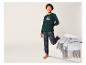 Un garçon portant un t-shirt vert avec l'inscription 'NY State' et un pantalon à carreaux bleu et vert.