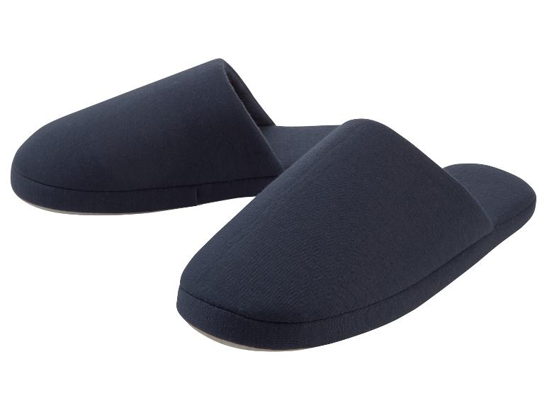 Pantoufles en tissu bleu marine.