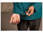Une veste verte avec une fermeture velcro sur la manche.