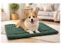 Un chien corgi couché sur un tapis thermique vert pour animaux de compagnie Karlie.
