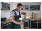 Un homme utilise une pince Wolfcraft pour assembler des pièces de bois dans son atelier.