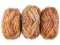 Trois pelotes de fil fantaisie marron, orange et blanc sur fond noir.