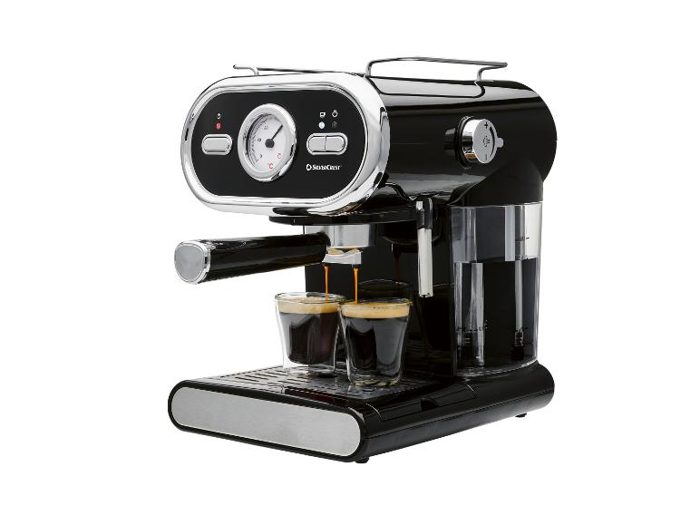 Une machine à expresso SilverCrest prépare deux cafés.