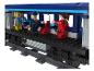 Un train bleu avec des figurines Lego