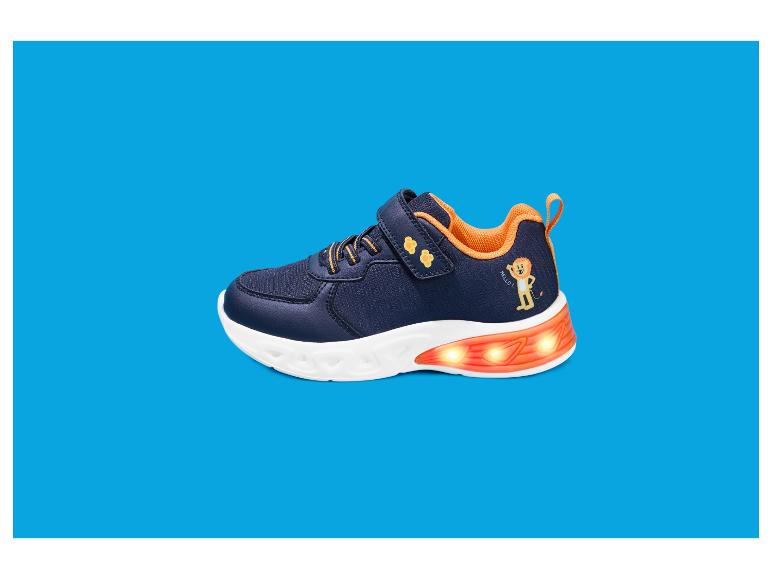 Chaussure enfant bleu marine avec détails orange, fermeture velcro et lion dessiné.