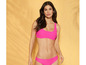 Une femme en bikini rose