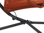 Détail de la base d'un fauteuil suspendu orange avec structure noire.