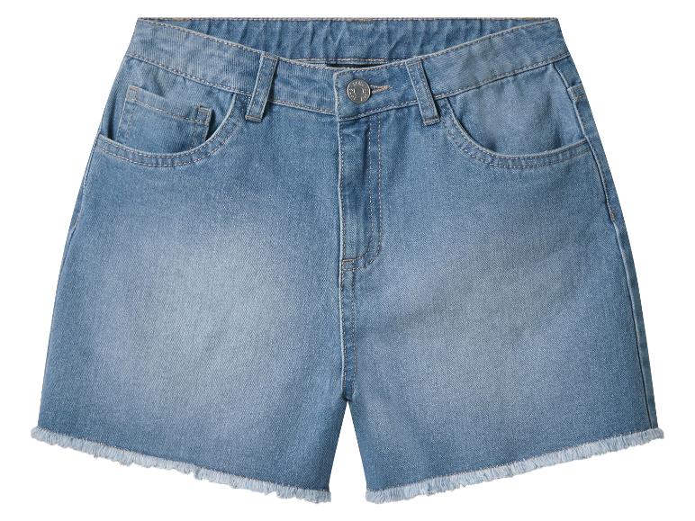 Short en jean bleu clair avec ourlets effilochés.