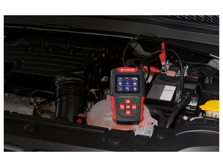 Testeur de batterie de voiture connecté à la batterie dans le compartiment moteur.