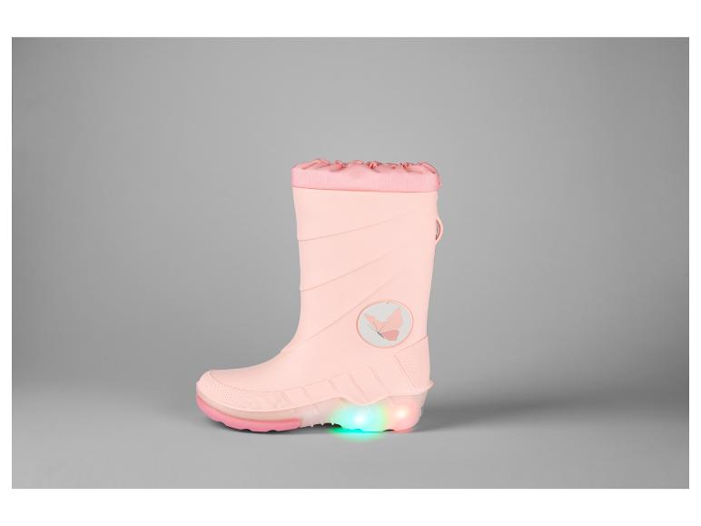 Bottes de pluie roses avec un motif papillon et des lumières.