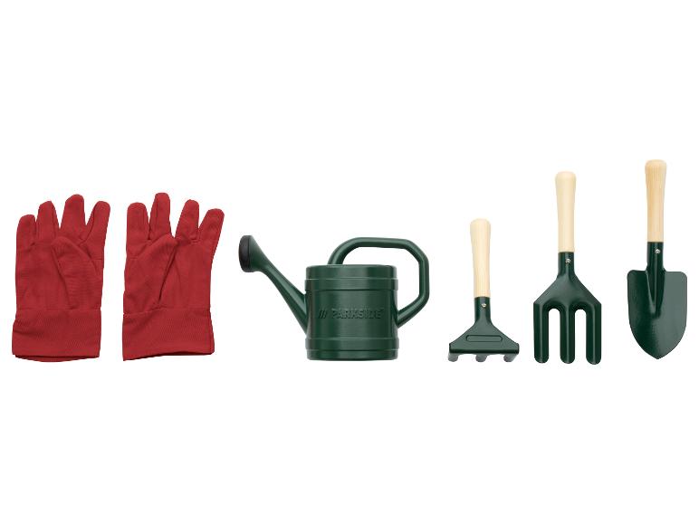 Gants de jardinage, arrosoir Parkside, râteau, cultivateur et transplantoir.