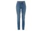Un jean skinny bleu pour femme.