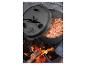 Chili mijotant dans une cocotte Grill Meister au feu de bois.