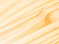 Gros plan sur une surface en bois clair.