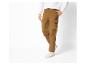 Pantalon cargo marron avec des baskets blanches.
