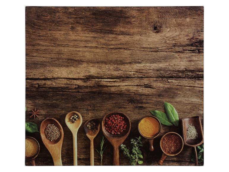 Diverses épices et herbes dans des cuillères et bols en bois sur une surface en bois.