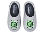 Chaussons Minecraft gris avec motif pixelisé.