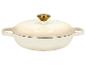 Cocotte en fonte émaillée crème avec couvercle et bouton doré.