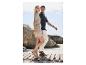 Couple en sandales sur une plage rocheuse.