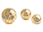 Trois globes LED décoratifs en verre doré de différentes tailles sur fond noir
