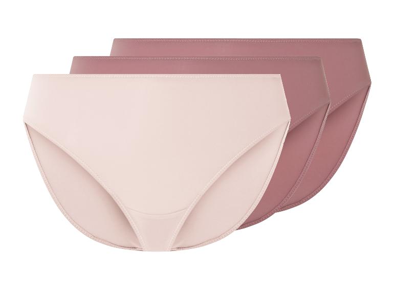 Trois culottes, tons roses pâles et foncés.