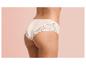 Une femme porte une culotte blanche en dentelle.