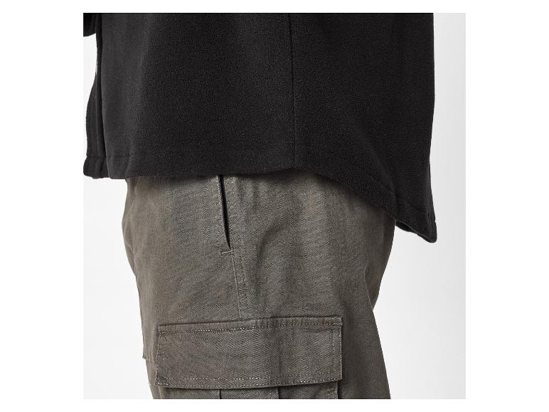 Haut polaire noir et pantalon cargo kaki