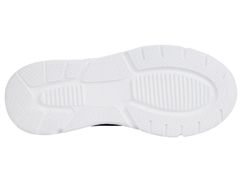 Semelles de baskets blanches, vue de dessous.