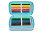 Un étui à crayons bleu clair ouvert avec des crayons de couleur.