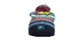 Bonnet d'hiver rayé avec pompon et emblème de montagne.