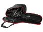 Tronçonneuse dans un sac de transport noir et rouge, avec une batterie 20V.