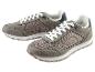 Deux paires de baskets grises avec des lacets blancs.