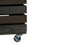 Coffre en bois avec des roulettes, idéal pour le stockage.