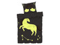 Une parure de lit avec une licorne et un arc-en-ciel qui brillent dans le noir