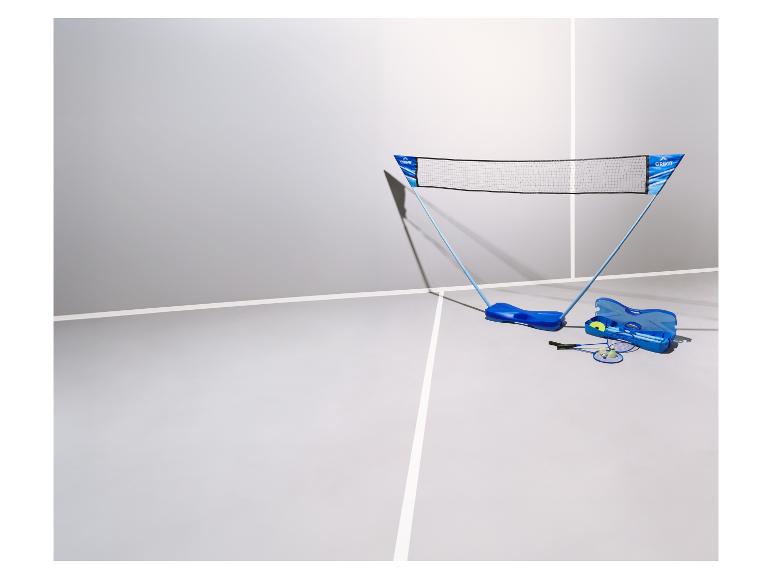 Un filet de badminton, deux raquettes et des volants Crivit.