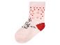 Une chaussette rose avec des coeurs rouges et une ballerine imprimée.