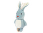 Un lapin en peluche gris avec un anneau en bois.
