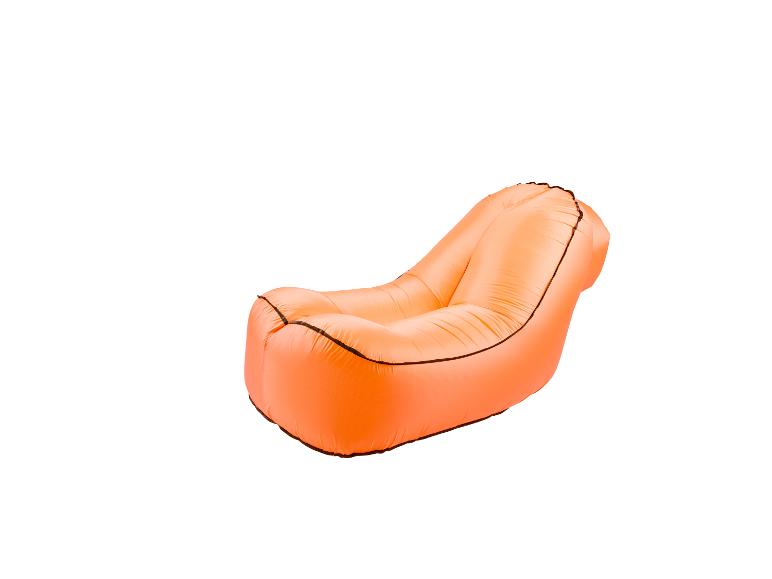 Canapé gonflable orange ou pouf paresseux sur fond blanc.