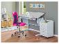 Une chaise de bureau rose, un bureau blanc avec table à dessin et un bloc de tiroirs blanc sur roulettes.