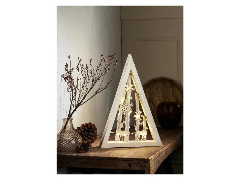 Un sapin de Noël en bois en forme de triangle avec des rennes et des flocons de neige.