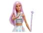 Poupée Barbie aux longs cheveux violets, vêtue d'un haut et d'une jupe argentés scintillants, tenant un microphone.