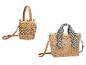 Deux sacs en paille : un sac seau avec anses en cuir et un sac cabas avec anses rayées.