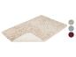 Tapis de bain beige moelleux avec trois options de couleur.