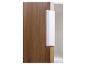 Protection d'angle blanche pour porte en bois.