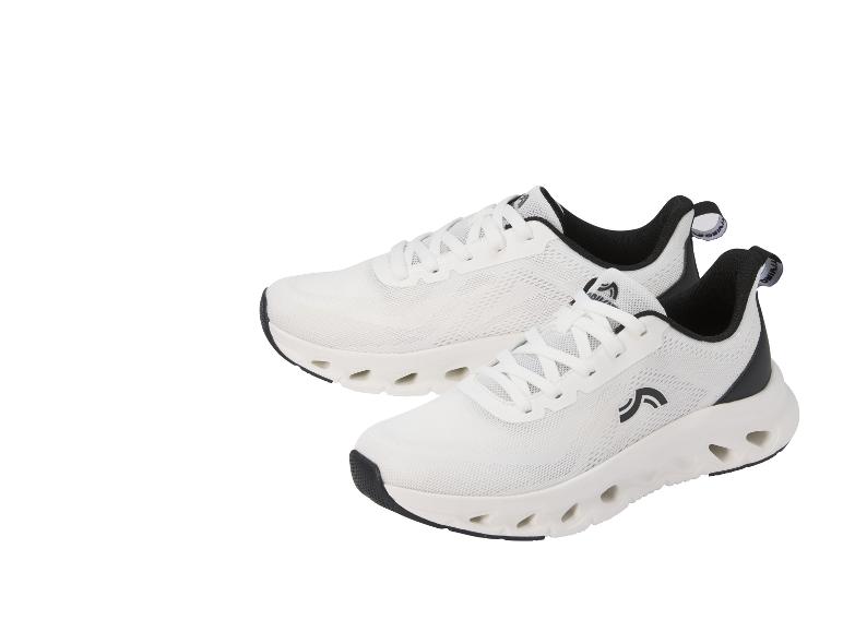 Une paire de chaussures de sport blanches avec des détails noirs.