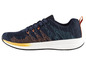 Des baskets bleues avec des détails orange et bleus.