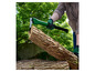 Une personne utilise une hache verte Parkside pour fendre un tronc d'arbre.